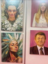 Učitaj sliku u preglednik galerije, Bijela, sjajna šalica - "Tajanstvena ljepotica s krunom od perja" Dr. Magdalena Laabs