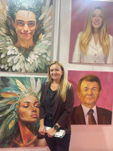 Učitaj sliku u preglednik galerije, Bijela, sjajna šalica - "Tajanstvena ljepotica s krunom od perja" Dr. Magdalena Laabs