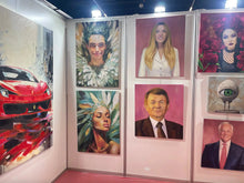 Učitaj sliku u preglednik galerije, Bijela, sjajna šalica - "Tajanstvena ljepotica s krunom od perja" Dr. Magdalena Laabs